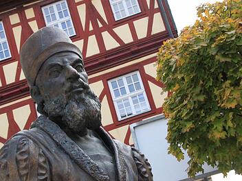 Seit einigen Jahren steht am Staffelsteiner Rathaus, am Beginn der Behnhofstraße, eine Bronzeplastik des Rechenmeisters. Foto: Matthias Einwag