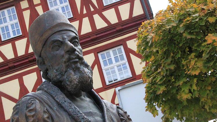 Seit einigen Jahren steht am Staffelsteiner Rathaus, am Beginn der Behnhofstraße, eine Bronzeplastik des Rechenmeisters. Foto: Matthias Einwag