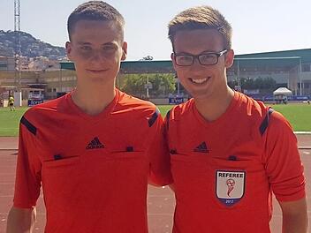 Nach ihrem viertägigen Einsatz in Lloret de Mar hängten Alexander Kobelt (l.) und Leon Potuzhek noch zwei Tage Urlaub in Barcelona an, bevor es wieder zurück nach Bamberg ging.  Foto: privat