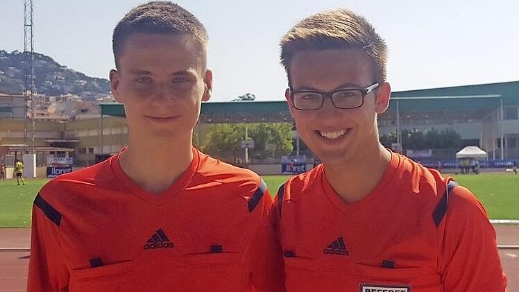Nach ihrem viertägigen Einsatz in Lloret de Mar hängten Alexander Kobelt (l.) und Leon Potuzhek noch zwei Tage Urlaub in Barcelona an, bevor es wieder zurück nach Bamberg ging.  Foto: privat