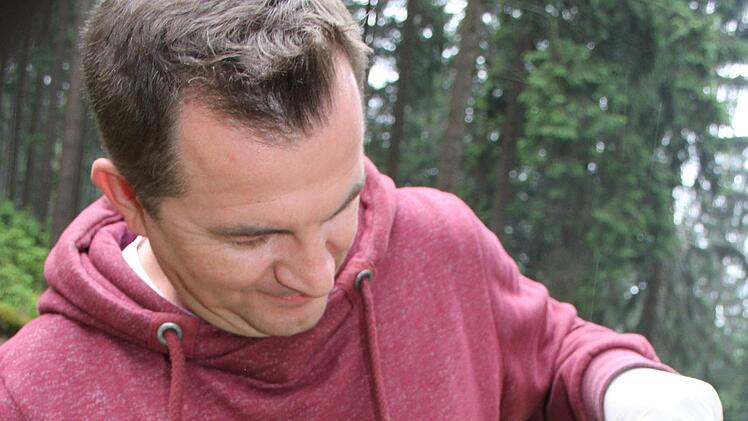 Imker Thorsten Hugel schaut seine V&ouml;lker durch und entfernt Weiselzellen, um zu verhindern, dass die Bienen schw&auml;rmen. Er ist zuversichtlich, dass er in diesem Jahr sortenreinen Tannenhonig ernten kann. Foto: Sonny Adam