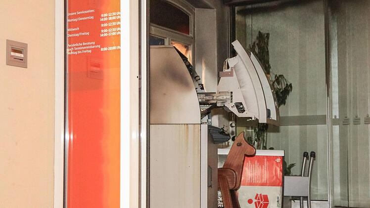 Bislang Unbekannte sprengten am fr&uuml;hen Donnerstagmorgen den Geldautomaten einer Bankfiliale in Schl&uuml;sselfeld.  Foto: NEWS5 / Merzbach