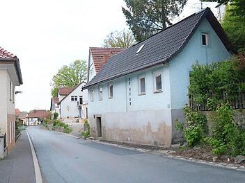 Dieses Anwesen (rechts) an der KC 5 wird abgerissen. Das Grundstück wird für den Ausbau der KC 5 benötigt, wobei auch ein Gehweg angelegt werden kann.  Foto: K.- H. Hofmann