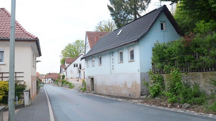 Dieses Anwesen (rechts) an der KC 5 wird abgerissen. Das Grundstück wird für den Ausbau der KC 5 benötigt, wobei auch ein Gehweg angelegt werden kann.  Foto: K.- H. Hofmann