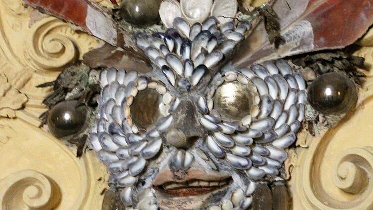 Eine Maske mit Spiegelaugen blickt den Besuchern entgegen, die die Grotte betreten wollen. Unheimlich?