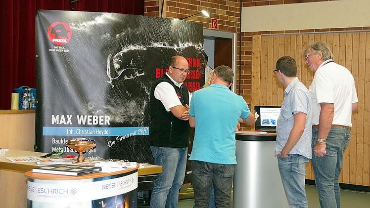 Christian Heyder, Inhaber der Firma Max Weber informierte an seinem Stand Foto: Heike Schülein