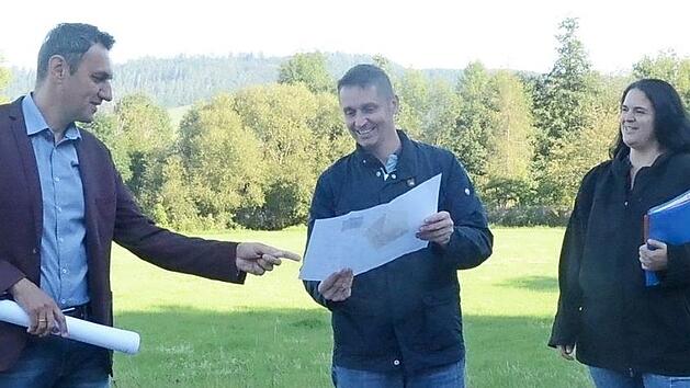 Bei der Besichtigung und Diskussion am Baugrundst&uuml;ck (von links): B&uuml;rgermeister J&ouml;rg Neubauer, Markus Wagner (Gesch&auml;ftsleiter) und Tanja Renner (Bauamtsleiterin)  Foto: Karl-Heinz Hofmann