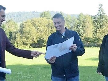 Bei der Besichtigung und Diskussion am Baugrundstück (von links): Bürgermeister Jörg Neubauer, Markus Wagner (Geschäftsleiter) und Tanja Renner (Bauamtsleiterin)  Foto: Karl-Heinz Hofmann