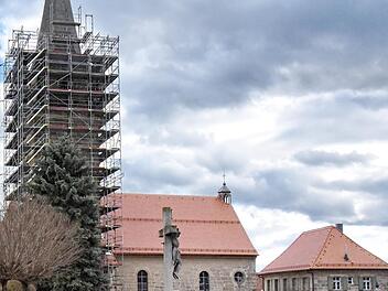 Bürgermeister Holger Betzold steht dort, wo früher die Aussegnungshalle stand. Hier möchte er noch in diesem Jahr ein Urnengrabfeld einrichten.