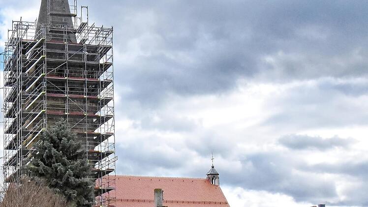 Bürgermeister Holger Betzold steht dort, wo früher die Aussegnungshalle stand. Hier möchte er noch in diesem Jahr ein Urnengrabfeld einrichten.