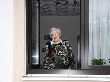 Erna Kirchner wohnt im Haus ihrer Tochter und steht hier an ihrem Zimmerfenster. Am Donnerstag feiert sie ihren Geburtstag.