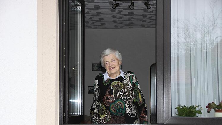 Erna Kirchner wohnt im Haus ihrer Tochter und steht hier an ihrem Zimmerfenster. Am Donnerstag feiert sie ihren Geburtstag.