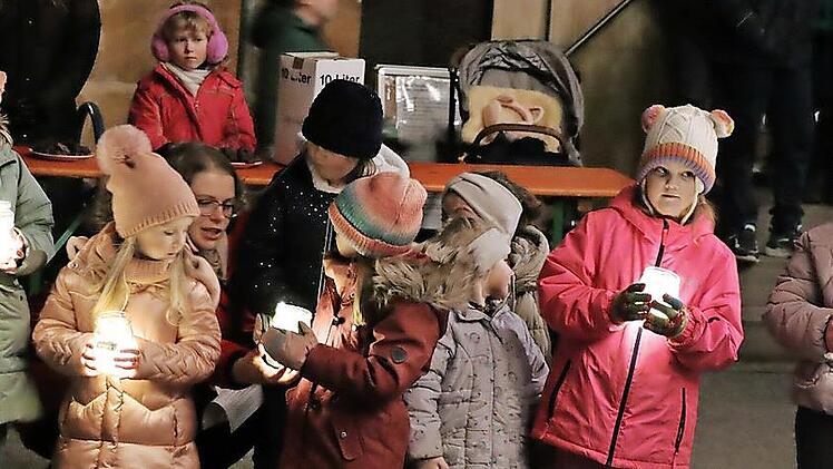Die Kinder der Kita-Zeit beim Auftritt zum Weismainer Adventseinl&auml;uten