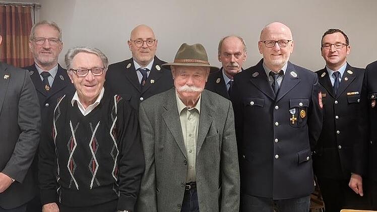 Ehrungen bei der Feuerwehr Völkersleier (von links): Bürgermeister Florian Atzmüller, Wilfried Biemüller, Rolf Keßler, Kommandant Florian Hluchy, Christian Glück, Otto Winter, Peter Koch, Kreisbrandmeister Thorsten Büchner und Kreisbrandrat Markus...