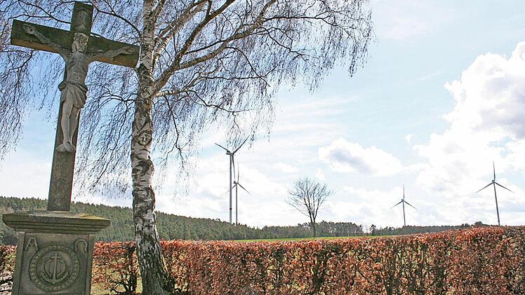 Die Windenergieanlage vom Friedhof in Oberköst aus gesehen Foto: Evi Seeger