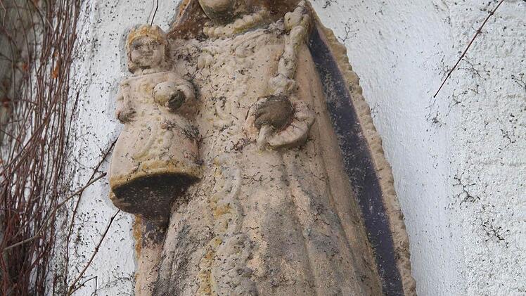 Die Madonna blickt von Steinbach nach Marienweiher hinunter.