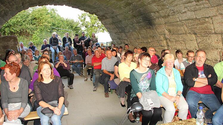 Enge Geschichte: Über 100 Zuhörer waren gekommen. Foto: Ralf Kestel