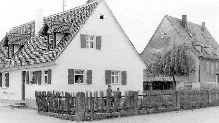 Auf dieser alten Aufnahme ist rechts die frühere Heßdorfer Molkerei zu sehen und links das Anwesen Gumbmann. Foto: Archiv Marianne Ort
