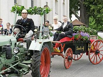 Das Hochzeitspaar nahm auf der Feuerwehrspritze von 1876 Platz. Damit ging es für Christian und Martina Schmitt zur Feier.  Foto: Sabine Weinbeer