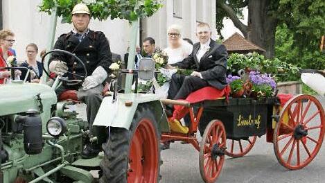 Das Hochzeitspaar nahm auf der Feuerwehrspritze von 1876 Platz. Damit ging es für Christian und Martina Schmitt zur Feier.  Foto: Sabine Weinbeer