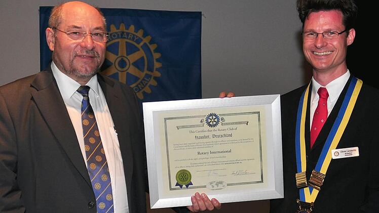Das Rad des Rotaryclubs Haßfurt hat sich wieder einmal gedreht: Präsident Helmut Hümmer (links) übergab in einer Feierstunde sein Amt an Oliver Leuteritz.