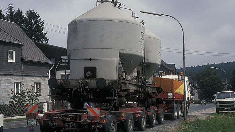Ein Culemeyer wird von einem Söllner-Schwerlaster über den Rennsteig gezogen.  Foto: Archiv