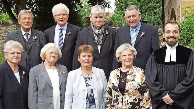 WONSEES. Die diamantenen Konfirmanden mit Pfarrer Daniel Städtler
