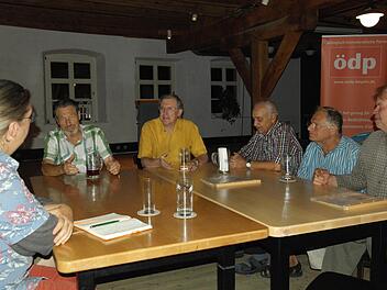ÖDP-Kreisvorsitzender Thomas Müller (mit gelbem Hemd) diskutiert mit den Besuchern seiner der Wahlveranstaltung in der Kommunbräu. Foto: Peter Müller