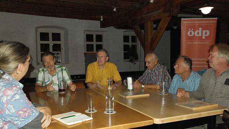 ÖDP-Kreisvorsitzender Thomas Müller (mit gelbem Hemd) diskutiert mit den Besuchern seiner der Wahlveranstaltung in der Kommunbräu. Foto: Peter Müller