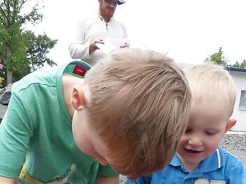 Die jungen Festgäste übten sich im Edelsteinwaschen und hatten dabei ihren Spaß.  Foto: Klaus-Peter Wulf