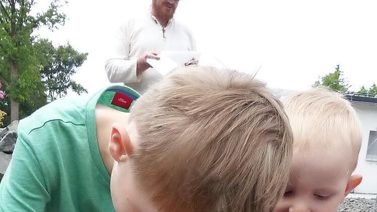 Die jungen Festgäste übten sich im Edelsteinwaschen und hatten dabei ihren Spaß.  Foto: Klaus-Peter Wulf