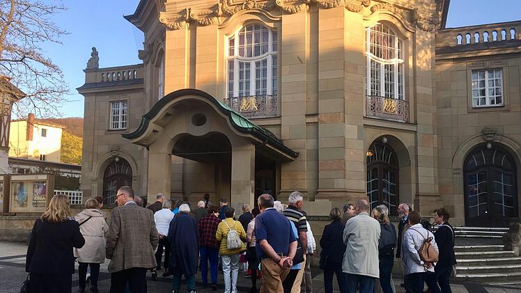 Theaterluft schnupperten die Teilnehmer des Neub&uuml;rger-Stammtisches bei der Besichtigung des Kurtheaters. Foto: Anita Schmitt