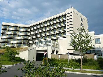 Das Gebäude des Helmut-G.-Walther-Klinikums Lichtenfels steht seit dem Umzug in den Neubau nebenan nahezu leer. Nur die Küche wird noch genutzt, bis die neue Großküche fertig ist. Foto: Ramona Popp