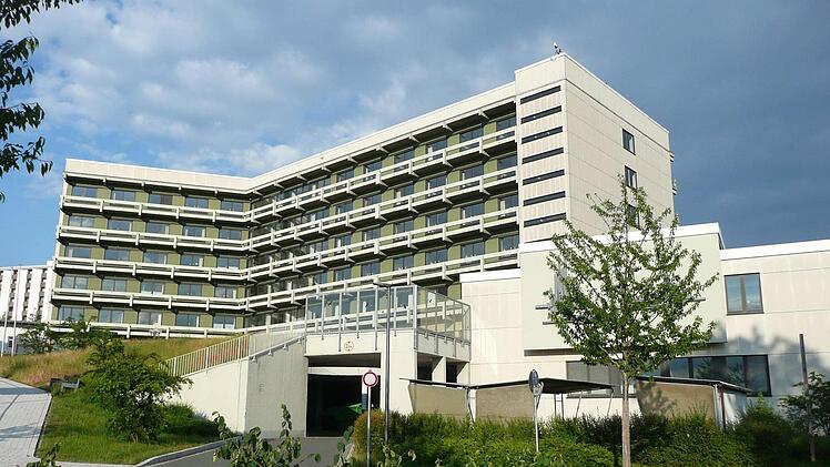 Das Gebäude des Helmut-G.-Walther-Klinikums Lichtenfels steht seit dem Umzug in den Neubau nebenan nahezu leer. Nur die Küche wird noch genutzt, bis die neue Großküche fertig ist. Foto: Ramona Popp