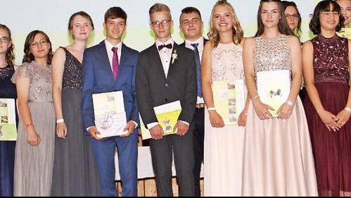 Für insgesamt 88 Schüler an der Viktor-von-Scheffel-Realschule endete mit der Zeugnisübergabe die Schulzeit. Im Bild sind die Jahrgangs- und Schulbesten mit Schulleiter Peter Gerhardt (links).
