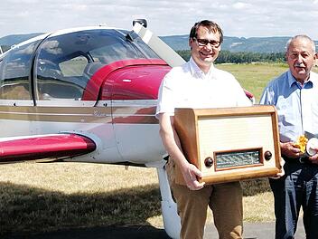 Ein Gerät des einst in Stadtsteinach gebauten Rundfunkempfängers "Frankonia Super" übergab Otto Künzel (Mitte) für das Heimatmuseum an Bürgermeister Roland Wolfrum. Künzel war damit selbst von Ulm zum Kulmbacher Flugplatz geflogen. Der Technik-Historiker ist in Stadtsteinach aufgewachsen und hat durch die Klassentreffen, die Marianne Hattinger (rechts) organisiert, nach wie vor Kontakte zur "alten Heimat".Klaus Klaschka