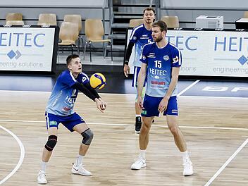 Tobias Werner, Jonas Sagstetter und Luuc van der Ent (von links) freuen sich auf das erste Heimspiel der Heitec Volleys.  Foto: Daniel L&ouml;b