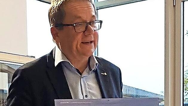 Rotary-Präsident Stefan Müller zeigt den Adventskalender.