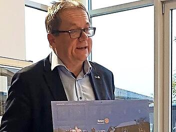 Rotary-Präsident Stefan Müller zeigt den Adventskalender.