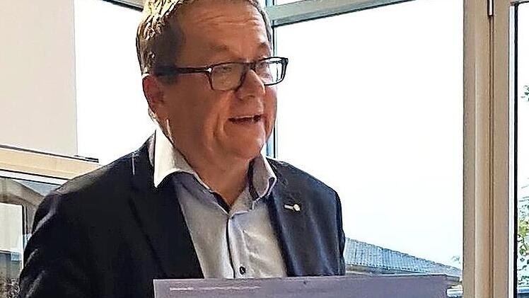 Rotary-Präsident Stefan Müller zeigt den Adventskalender.