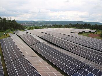 Die erste Freiflächen-Photovoltaikanlage der Energiegenossenschaft Münnerstadt ist auf der ehemaligen Erdaushubdeponie entstanden. Wo künftig solche Anlagen entstehen dürfen, regelt der neue Kriterienkatalog der Stadt. Foto: Thomas Malz