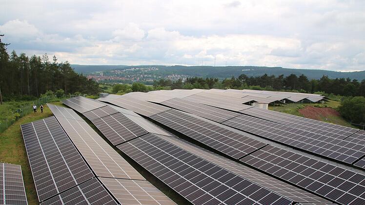 Die erste Freiflächen-Photovoltaikanlage der Energiegenossenschaft Münnerstadt ist auf der ehemaligen Erdaushubdeponie entstanden. Wo künftig solche Anlagen entstehen dürfen, regelt der neue Kriterienkatalog der Stadt. Foto: Thomas Malz