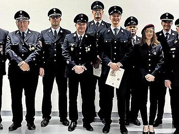 Ehrungen bei der Feuerwehr Dörfles; unser Bild zeigt (von links) Bernd Steger, Gerwin Müller, Franz-Josef Neumann, Uli Gehring, Marco Kramp, Andreas Beierlipp, Sven Lindenberger, Alexander Flegler, Lisa Gehring, Lukas Löhlein, Joachim Ranzenberger...