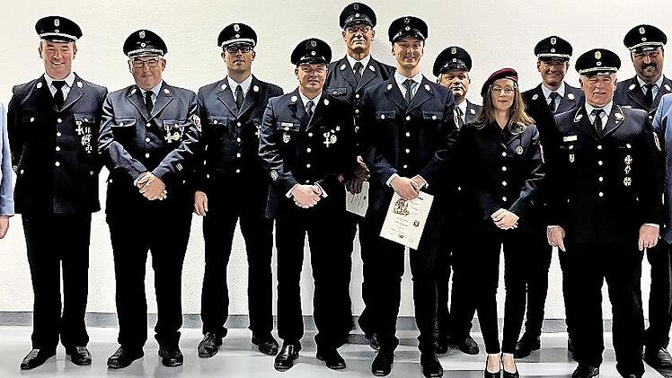 Ehrungen bei der Feuerwehr Dörfles; unser Bild zeigt (von links) Bernd Steger, Gerwin Müller, Franz-Josef Neumann, Uli Gehring, Marco Kramp, Andreas Beierlipp, Sven Lindenberger, Alexander Flegler, Lisa Gehring, Lukas Löhlein, Joachim Ranzenberger...