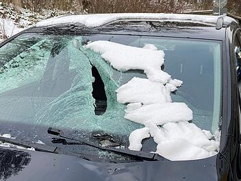 Mehrere Unfälle wegen Eisplatten in Franken - wurden auf Autos geschleudert