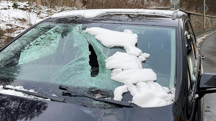 Mehrere Unfälle wegen Eisplatten in Franken - wurden auf Autos geschleudert