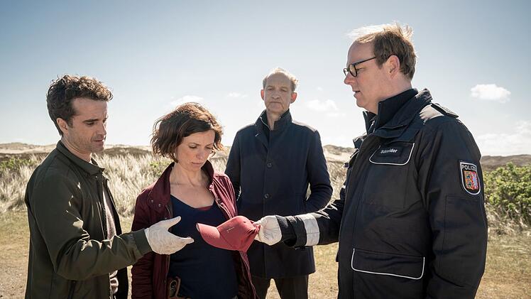 Polizist Schneider (Stephan A. Tölle, rechts) unterstützt die Kommissare Hinnerk Feldmann (Oliver Wnuk, links), Ina Behrendsen (Julia Brendler) und Carl Sievers (Peter Heinrich Brix) wie gewohnt bei den Ermittlungen.