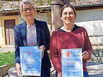 Yvonne Jähns-Kretschmer und Kim Kropfelder vom Bauernmuseum Bamberger Land mit ihren erworbenen Zertifikaten.