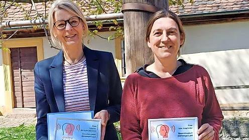 Yvonne Jähns-Kretschmer und Kim Kropfelder vom Bauernmuseum Bamberger Land mit ihren erworbenen Zertifikaten.