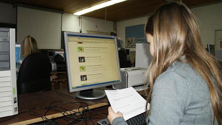 Paula sucht im Internet nach den Antworten auf die Fragen der Heimat- und Sachkundelehrerin zum Thema Wasser. Foto: sw